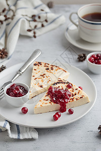 传统的芬兰烤奶酪  配浆果食物美食白色小吃早餐杯子甜点咖啡面包盘子图片
