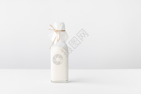 白桌上的牛奶瓶图片