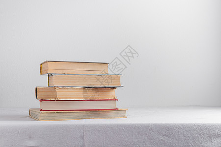 古老的古典书堆教育桌子教科书文学大部学校学习知识头书页数图片