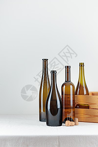 桌上盒子里的绿色葡萄酒瓶酒精食物藤蔓木头红色液体标签酒吧白色玻璃图片
