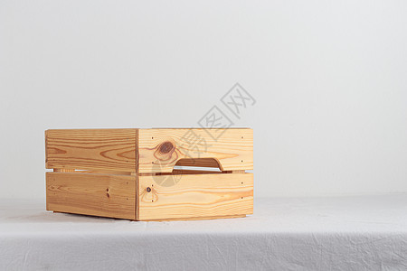 表格上的空木箱盒子白色桌子厨房衣夹木板房间白墙棕色别针图片