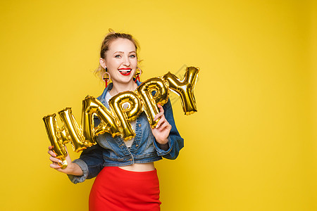 性格开朗的女孩 带着充气字母 HAPPY在橙色背景上隔离表情橙子红唇快乐情感女性庆典女士微笑气球图片