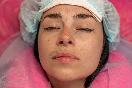 眼睫延伸程序 长眼睫毛的女性眼睛 鞭打 闭合 宏观 有选择的焦点女士化妆品服务治疗头发造型睫毛膏胶水层压皮肤图片
