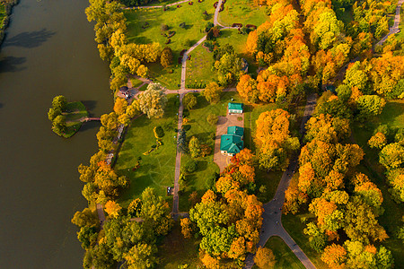 白俄罗斯明斯克Lohitsky公园秋天风景 Golden秋季旅游晴天娱乐公园航班房子庄园季节文化历史图片