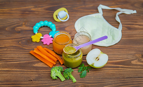 婴儿食物 罐子里的蔬菜和水果 选择性焦点萝卜孩子营养午餐状物早餐童年瓶子厨房玻璃图片