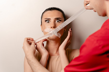 男人用胶带盖着女人的嘴 别说话了培训班患者讲话磁带投票掩蔽药品词典口红录音图片