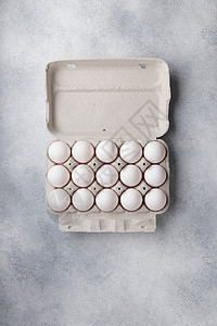 大型纸质箱顶视图中的白蛋细胞工艺烹饪蛋壳包装食物生态灰色背景图片