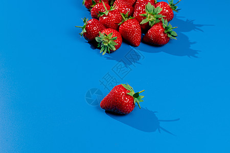 蓝底的一帮草莓 红莓夏季季节性水果食物浆果花园收成农业红色健康味道绿色蓝色图片