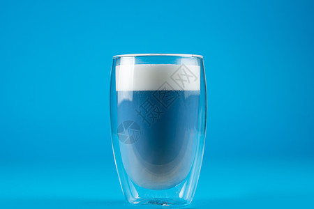 蓝色背景的蓝anchan火柴拿铁 双杯杯中的辣椒鸡尾酒图片