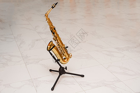 萨克斯音乐乐器在白色背景的摊位上 萨克斯乐器用来玩爵士乐乐队青铜黄铜爵士乐喇叭工作室蓝调灵魂中音艺术图片