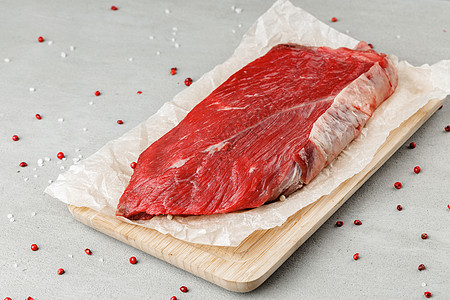 木板上的生牛肉片块 关门了腰部红色白色桌子屠夫产品饮食牛扒杂货店奶牛图片