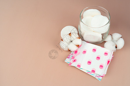 纸面上的妇女医疗垫子和棉花卫生棉布吸水性月经洗手间餐巾软垫经期袖珍女性图片
