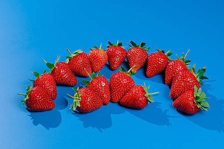 蓝底的一帮草莓 红莓夏季季节性水果浆果红色食物绿色味道收成桌子蓝色维生素花园图片