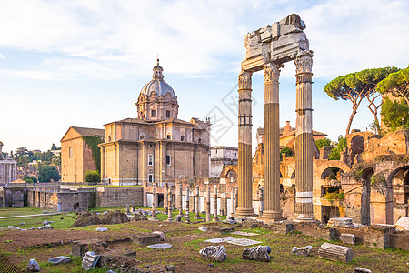 罗马柱子在意大利罗马罗马古罗马建筑上 以蓝色的天空照亮了日出光芒旅游教会古董首都太阳体育馆圆顶城市历史性文化背景