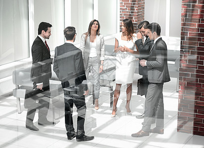 银行厅里有一群商业界人士站着首席企业家生意人职员职业男性团体房间女性同事图片
