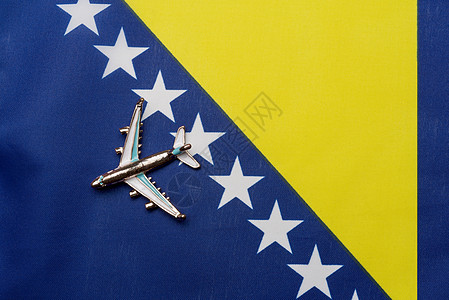 飞机飞过波斯尼亚和黑塞哥维那的旗帜 这是一次旅行的概念图片