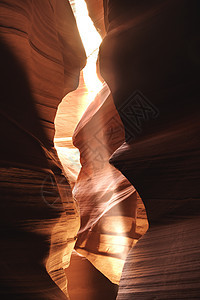 恒星峡谷中的光线墙壁日光岩石旅行射线峡谷阳光游客旅游羚羊图片