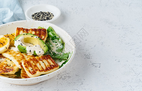 Keto keto 导致饮食软煮鸡蛋 配有鳄梨和生菜蔬菜沙拉午餐盘子美食健康长叶煮沸莴苣食物图片