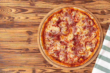 木本底新鲜烤披萨的顶端视图图片