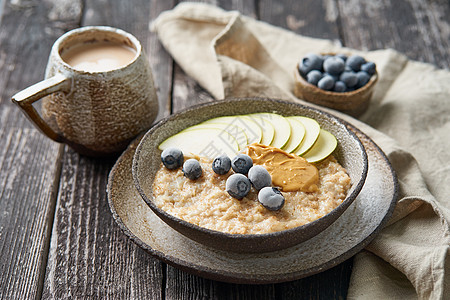 燕麦 健康而健康的粥粥 在大碗里加水果和早餐的果汁图片