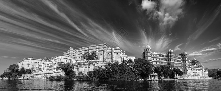 印度乌代布尔市市政宫全景奢华旅游历史性历史吸引力地标黑与白观光旅行建筑学图片