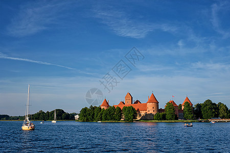 立陶宛加尔维湖特拉凯岛城堡景点建筑旅游地标蓝色游艇风景房子游客胜地图片