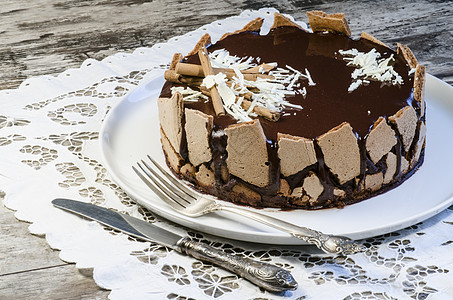 法式巧克力蛋糕 上面覆盖着镜面巧克力糖衣诱惑肉桂摄影甜点厨房美食美味宏观蛋糕糕点图片