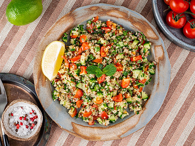含有quinoa的Tababouleh沙拉 东部食品 配蔬菜 素食和素食图片