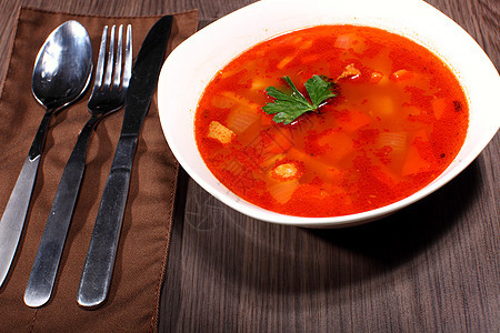 木制背景上传统的乌克兰俄罗斯蔬菜borscht(土木本底)图片