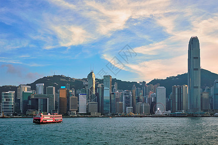 香港维多利亚港湾的垃圾船建筑学旅行渡船地标游客中心商业景观城市日落图片