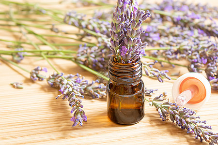 在小瓶里放含盐的基本油 有选择的焦点叶子按摩蓝色紫色药剂师草本植物玻璃芳香药品香气图片