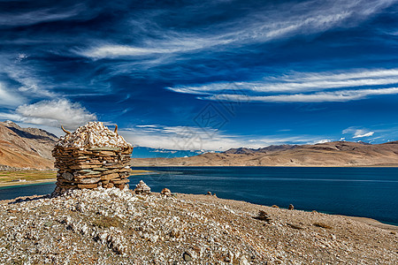 喜马拉雅山湖Tso Moriri的石礁高清图片