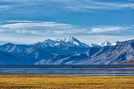 喜马拉雅湖在喜马拉雅山 拉达克图片