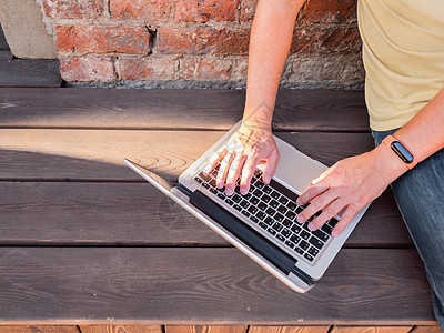 在电脑键盘上的人的手上的顶视图 自由职业者在户外使用笔记本电脑工作 现代生活方式 露天工作场所图片