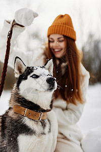 快乐的冬天女人在户外散步 友谊新空气图片
