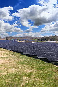 在靠近德国北部A7号公路的大型公园里 利用太阳能组件产生清洁能源 笑声生态太阳活力阳光气候控制板细胞安装气候变化力量图片