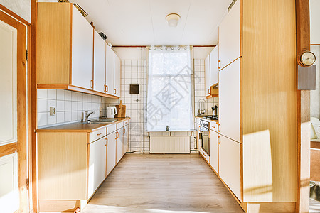 大厅地板上一个小角落厨房的一般景象装饰冰箱器具几何学建筑厨具房地产烤箱木地板加热器图片