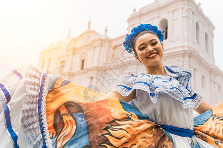 尼加拉瓜民间传说舞者在莱昂市中央公园的大教堂外微笑着看着镜头 女人穿着中美洲的典型服饰 与南美洲国家相似图片