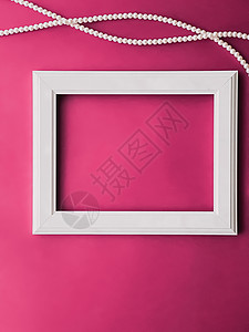白横向艺术框架和粉红背景的珍珠首饰 作为平板设计 艺术品印刷或相册销售女士装饰海报平铺打印木头摄影房子项链图片