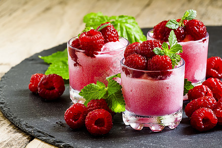 在玻璃杯中装有浆果和薄荷的草莓花粉 有选择性地聚焦燕麦产品谷物玻璃营养勺子杏仁奶制品小麦酸奶图片