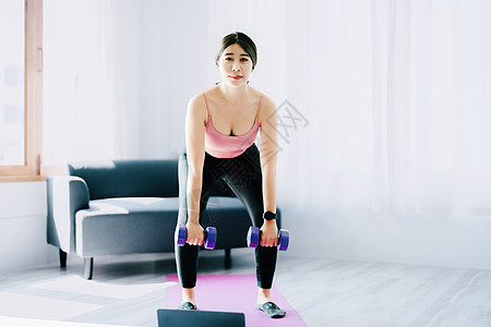 放松压力 呼吸练习 冥想 对亚洲健康妇女进行举重的肖像 以加强她们在工作之后的肌肉力运动员身体训练重量女孩运动装锻炼女性成人手臂图片