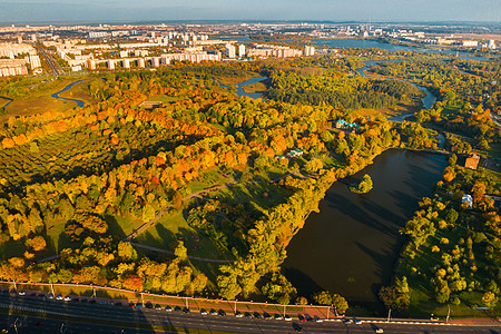 白俄罗斯明斯克Lohitsky公园秋天风景 Golden秋季历史航班旅游季节黄叶金色文化房子树木地方背景图片