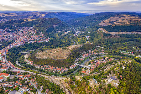 保加利亚第二保加利亚王国首都塔诺沃山顶上一座中世纪堡垒和Tsaarevets的空中景象图片
