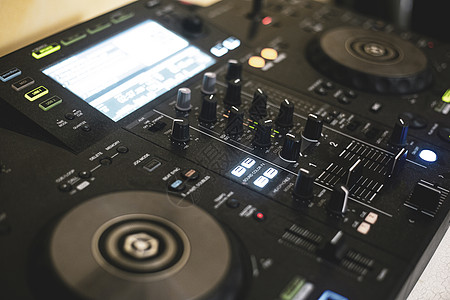 DJ 用于混合现场音乐的 DJ 控制面板背景图片