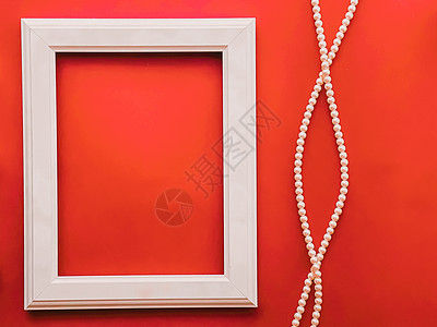 白垂直艺术框架和橙色背景的珍珠首饰 作为平板设计 艺术品印刷或相册装饰木头照片女士店铺海报销售专辑小样风格图片