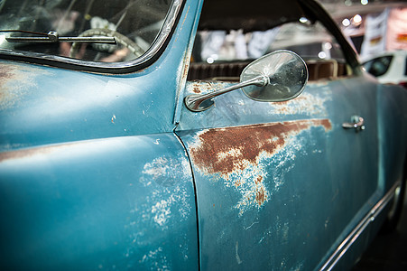 蓝色旧车生锈图片