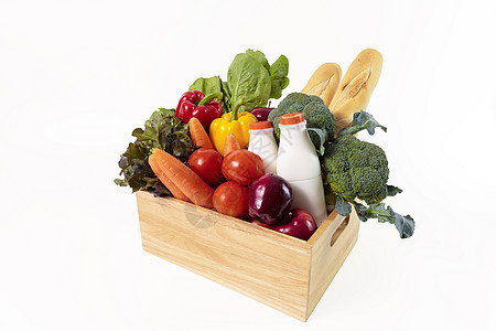 木制箱 装有多色蔬菜 水果 牛奶和袋状食品的木制箱 孤立在白烘烤地上图片