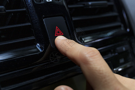 特写手按下车内的应急灯 手指按下按钮 用于打开车内的合同应急灯 紧急按钮按下用于打开侧车外的应急灯警告标志符号帮助信号司机控制板图片