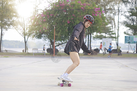 在美丽的夏日 亚洲女性在户外溜冰 早上 快乐的年轻女性在公园玩冲浪板 体育活动生活方式概念溜冰者滑冰运动滚筒滑板乐趣女孩森林极限图片