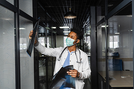 非洲医生在诊所进行X光扫描 大学医学面罩研究的黑人医科学生 校内学习临床医院卫生x射线专家办公室爆炸工人顾问图片